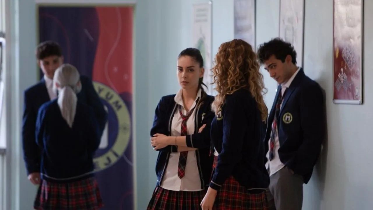 Kızılcık Şerbeti 2. Bölümde Gerilim Yükseldi! Kızılcık Şerbeti Yeni Bölümünde İlginç Detay Var 9