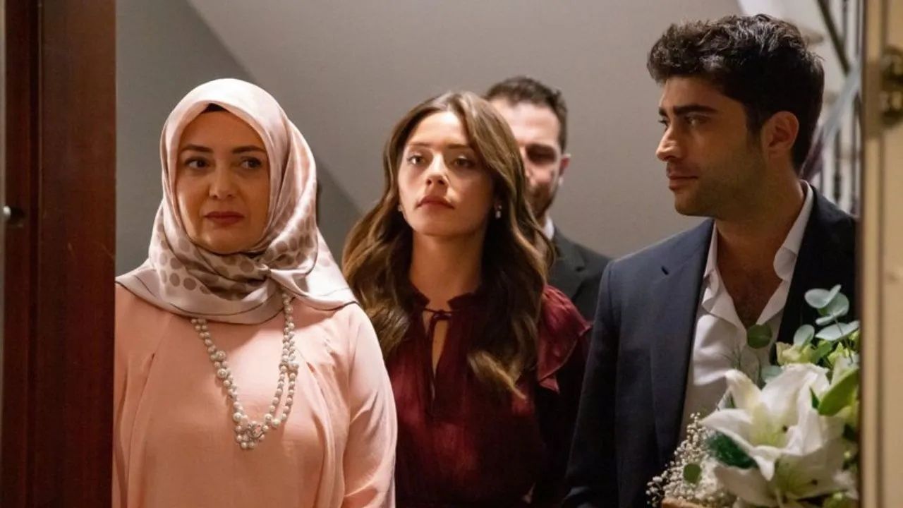 Kızılcık Şerbeti 2. Bölümde Gerilim Yükseldi! Kızılcık Şerbeti Yeni Bölümünde İlginç Detay Var 12