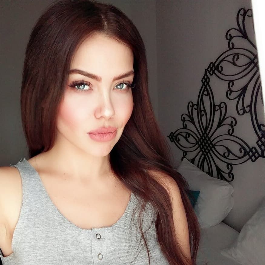 Yok böyle değişim! Bir döneme damga vuran şarkıcı Lara estetiksiz haliyle gündem oldu 14
