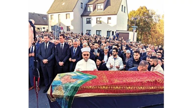Solingen faciasında 5 evladını kaybetmişti... Barışın simgesi Mevlüde Ana'ya 29 yıl sonra o sokakta veda... 3