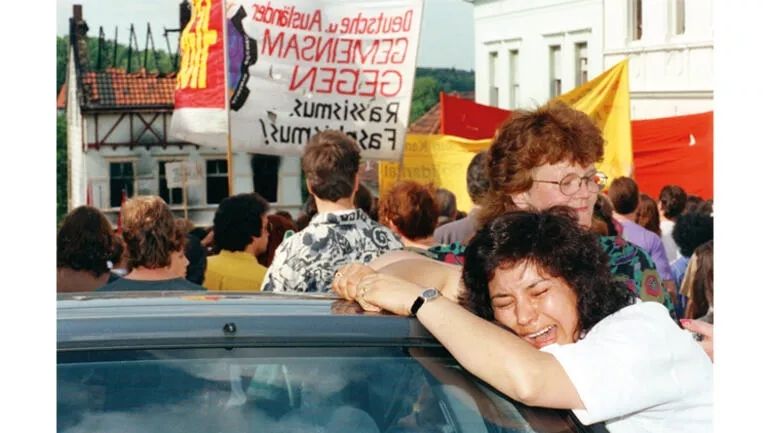 Solingen faciasında 5 evladını kaybetmişti... Barışın simgesi Mevlüde Ana'ya 29 yıl sonra o sokakta veda... 5