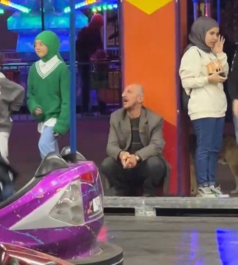 Çarpışan arabaları seyreden zihinsel engelli adamın mutluluğu yürekleri ısıttı 1
