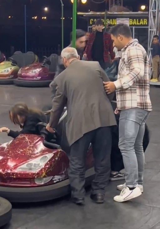 Çarpışan arabaları seyreden zihinsel engelli adamın mutluluğu yürekleri ısıttı 3