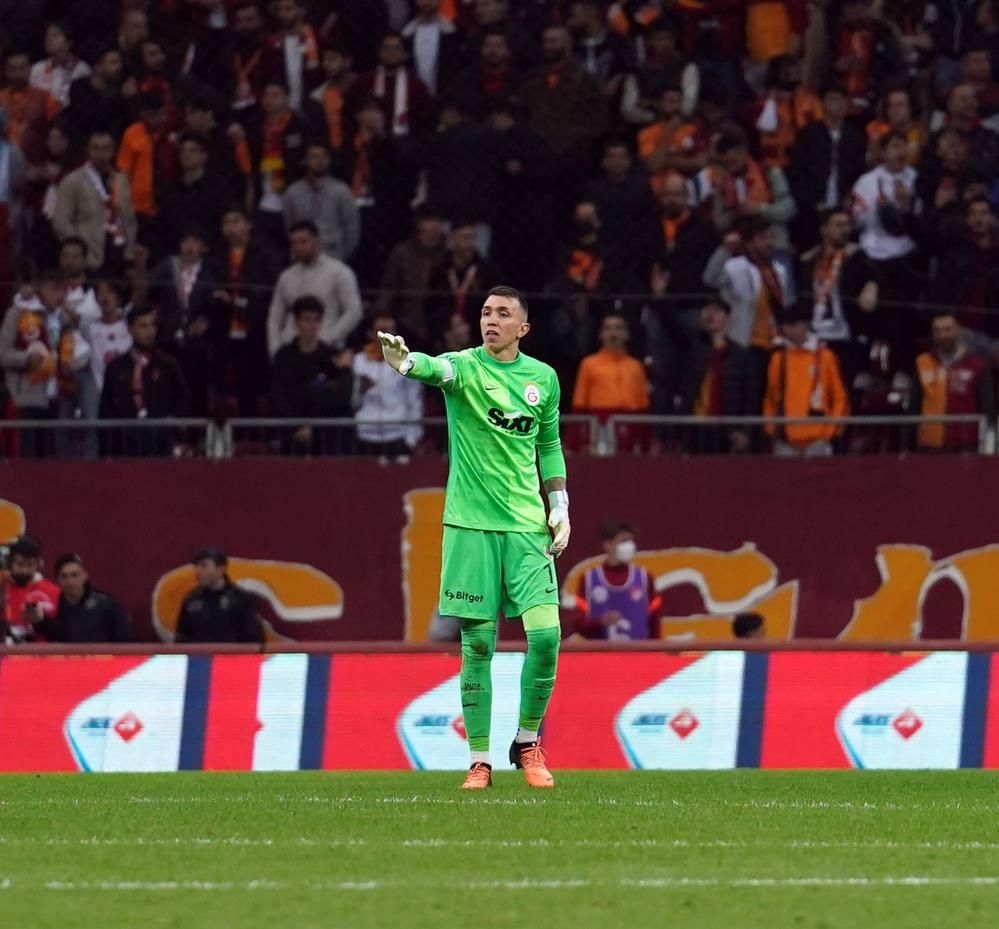 Muslera'nın Beşiktaş derbisi karnesi 1