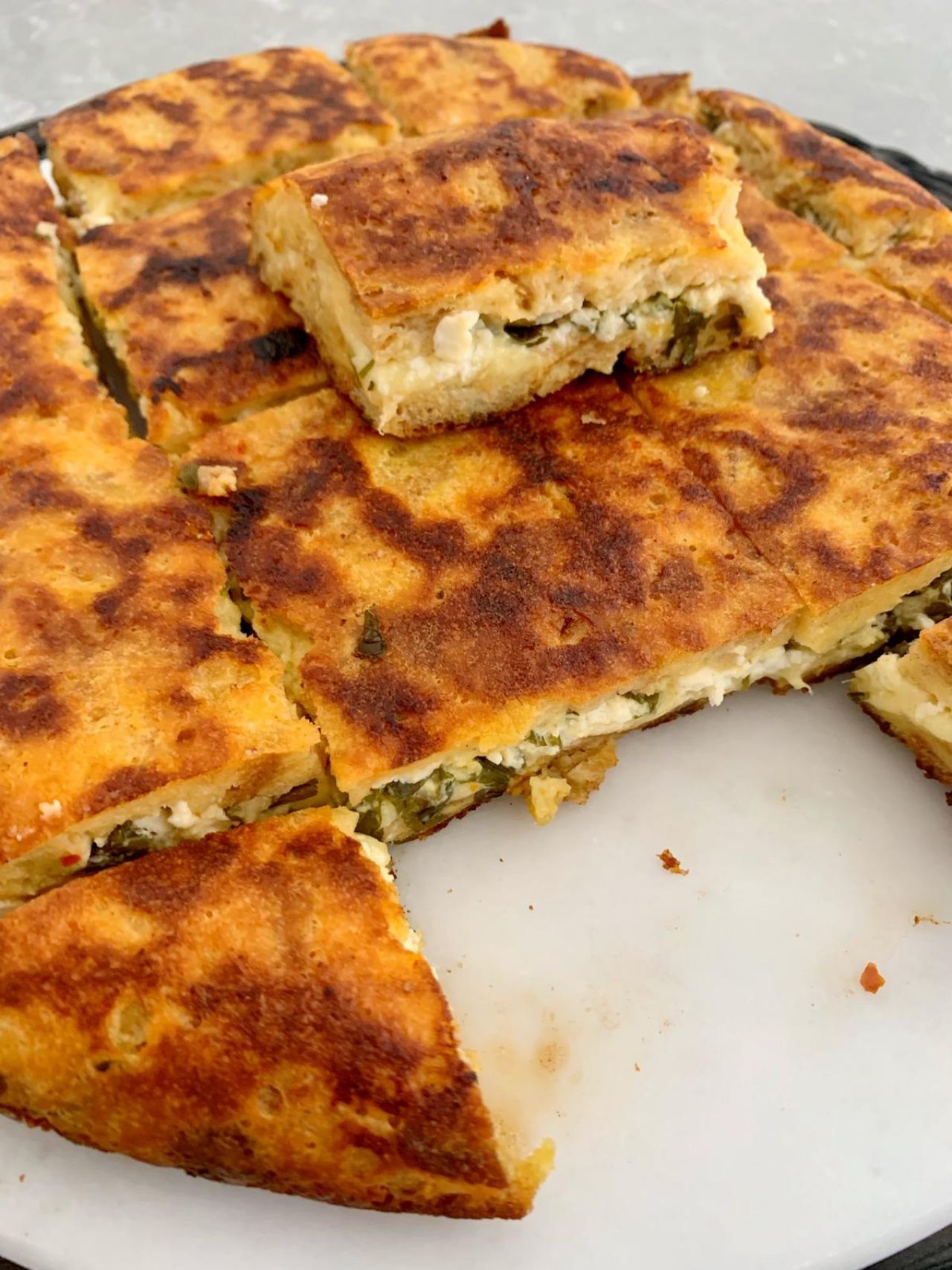 Bayat ekmekleri değerlendirmenin en güzel yolu! Tava da bayat ekmeklerle börek tarifi: Bayat ekmeklerle börek nasıl yapılır, malzemeleri nelerdir? 2