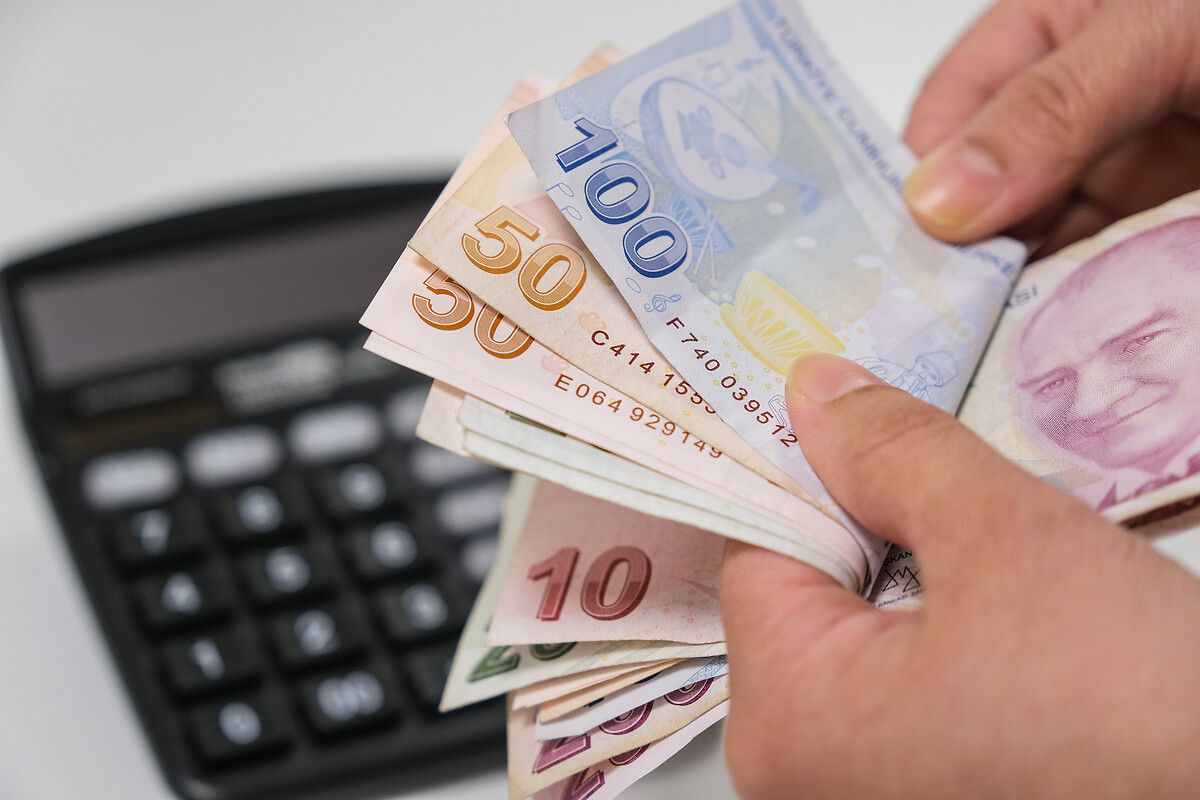 Ünlü ekonomist açıkladı! Asgari ücret zammında rekor tahmin 8