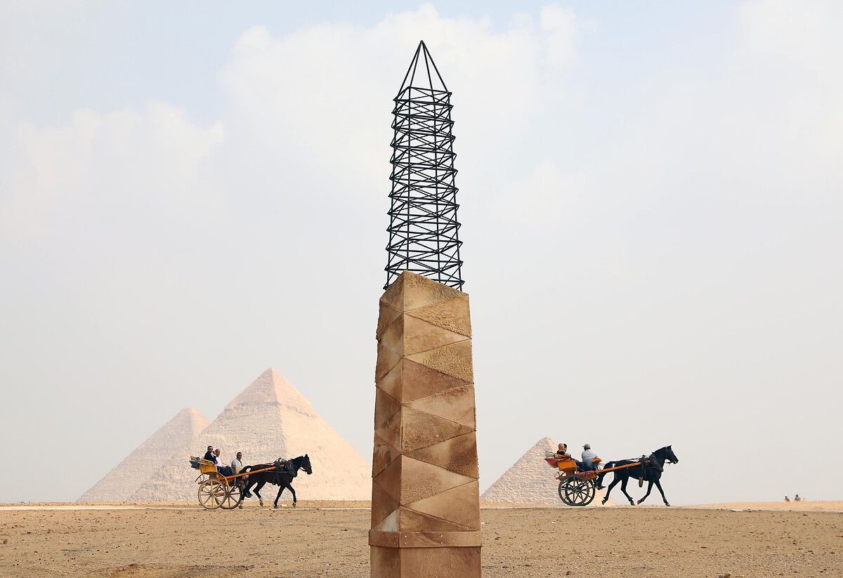 Mısır Piramitleri önünde çağdaş sanat sergisi 6