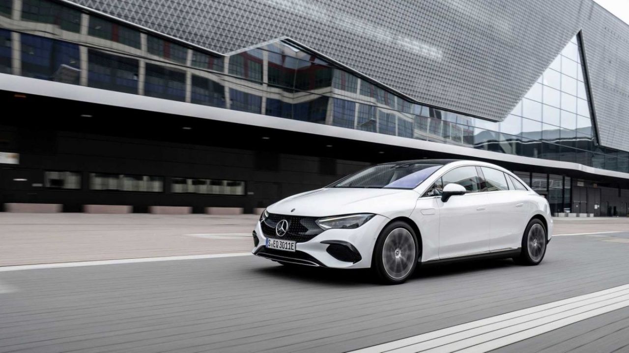 Merakla beklenen elektrikli Mercedes EQE'nin fiyatı belli oldu 2