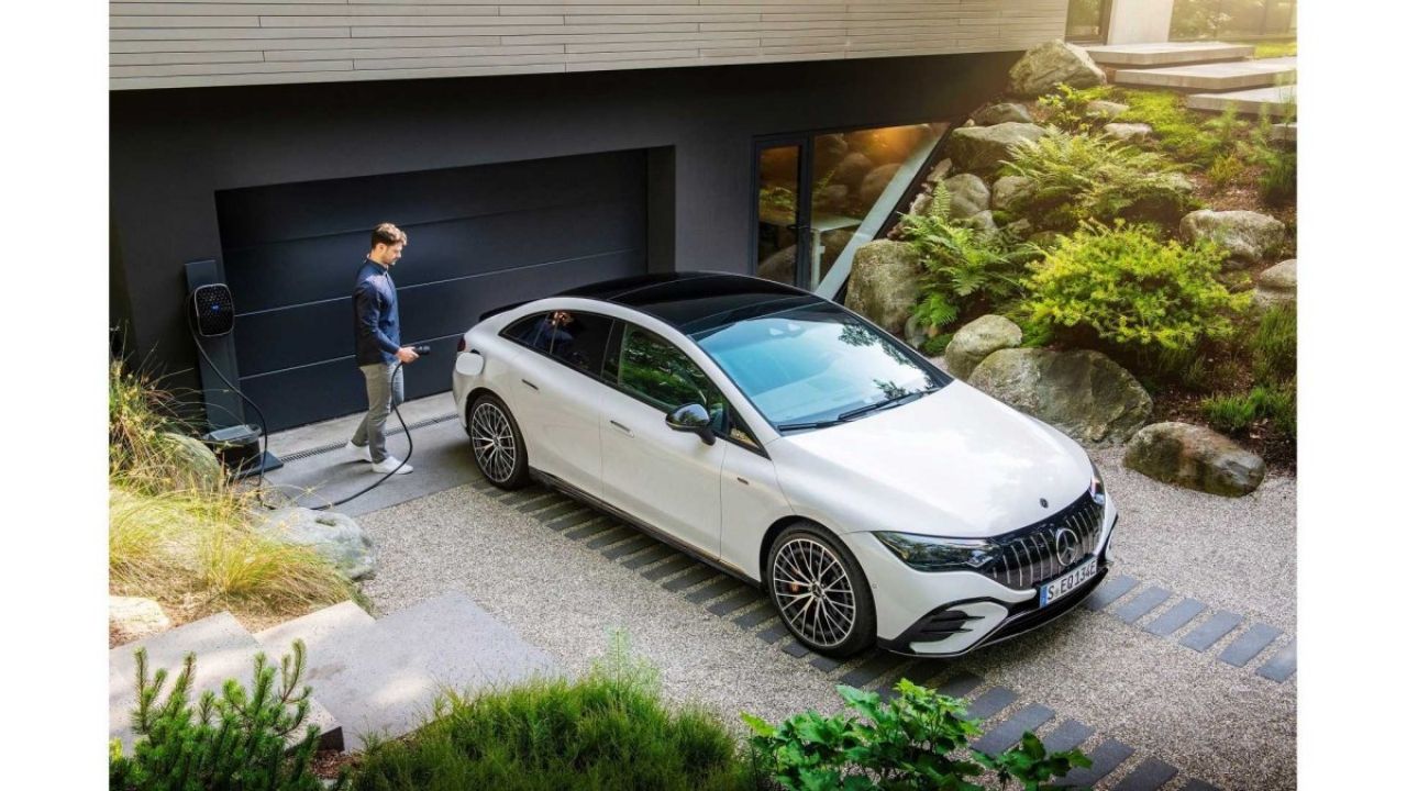 Merakla beklenen elektrikli Mercedes EQE'nin fiyatı belli oldu 4