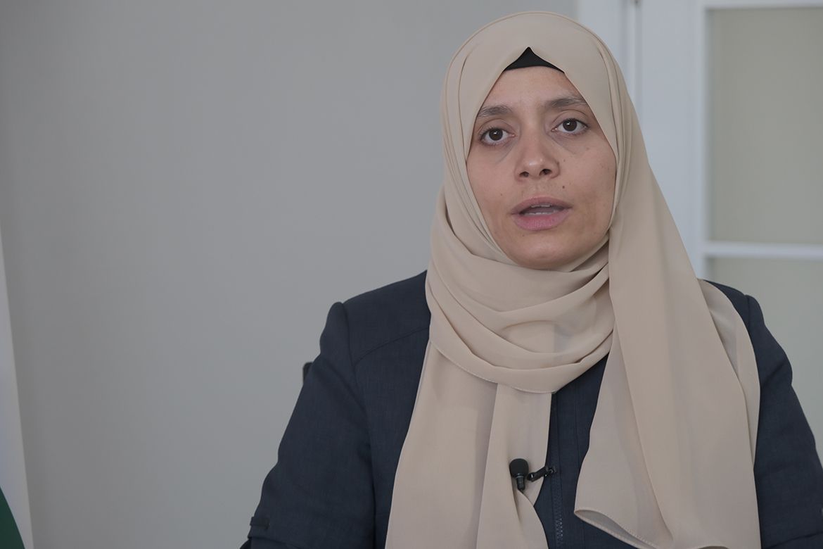 Hamileyken gözaltına alındı! Bebeğini elleri ve ayakları kelepçeliyken doğurdu 1