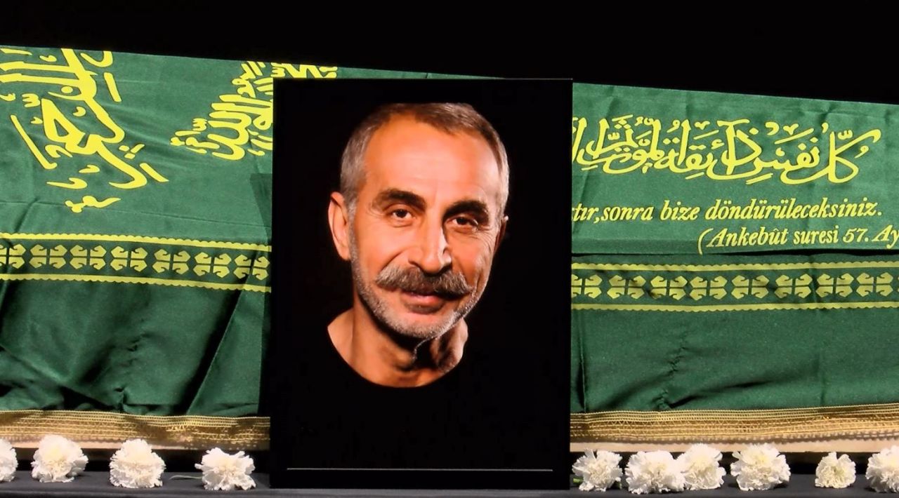 Eşi gözyaşlarına boğuldu... Hayatını kaybeden Rıza Akın için Atlas Sineması'nda tören düzenlendi 6