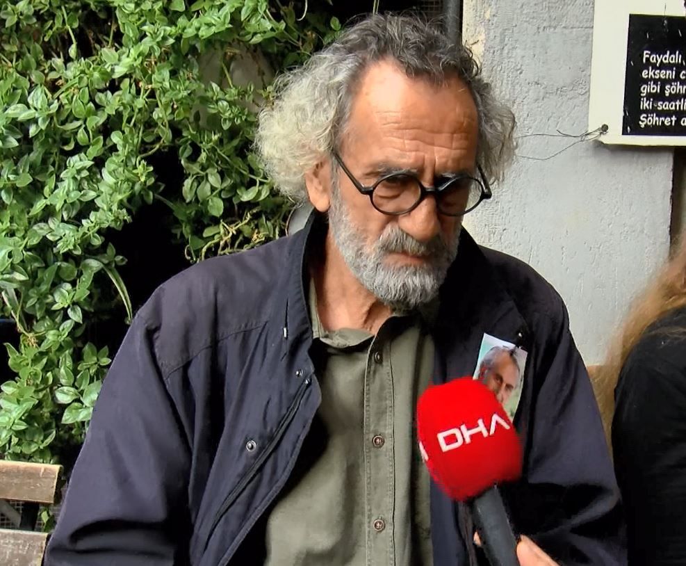 Eşi gözyaşlarına boğuldu... Hayatını kaybeden Rıza Akın için Atlas Sineması'nda tören düzenlendi 7