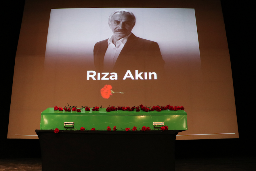 Cenazede gözyaşları sel oldu aktı... Oyuncu Rıza Akın memleketei Adana’da son yolculuğa uğurlandı 2