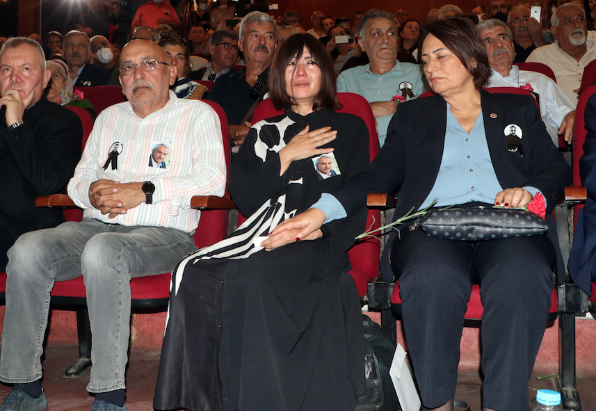Cenazede gözyaşları sel oldu aktı... Oyuncu Rıza Akın memleketei Adana’da son yolculuğa uğurlandı 7