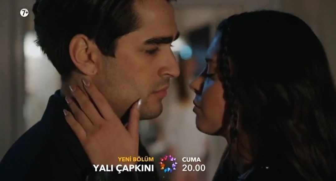 Yalı Çapkını Seyircisi O Sahnede Sinir Krizi Geçirdi! Ferit'in Öpüşmediği Bir Hattuç Hala Kaldı 11