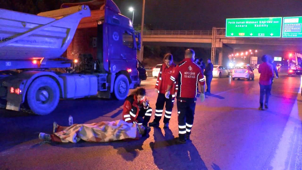 TEM Otoyolu’nda motosiklet üzerinde şakalaşırken kaza yaptılar, 2 kişi yaralı 1