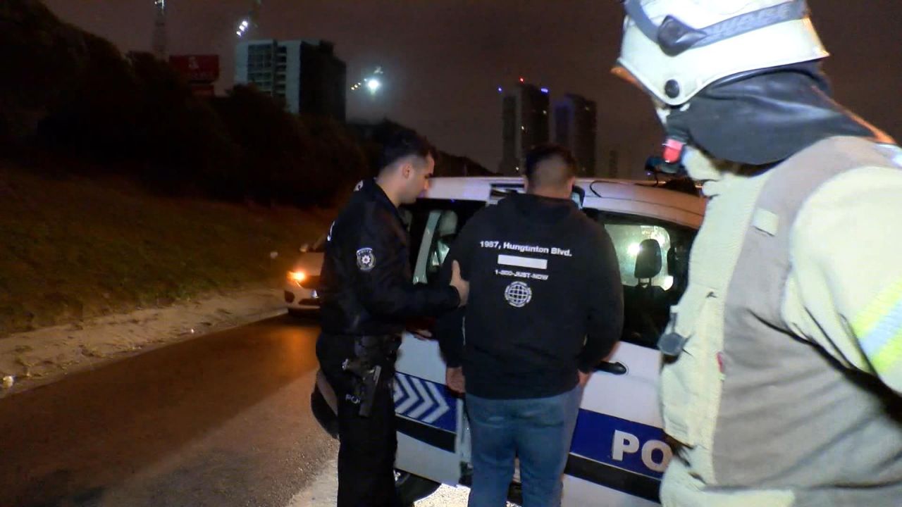TEM Otoyolu’nda motosiklet üzerinde şakalaşırken kaza yaptılar, 2 kişi yaralı 2