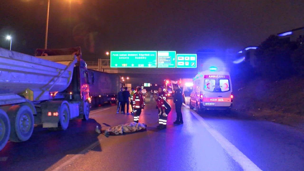 TEM Otoyolu’nda motosiklet üzerinde şakalaşırken kaza yaptılar, 2 kişi yaralı 3