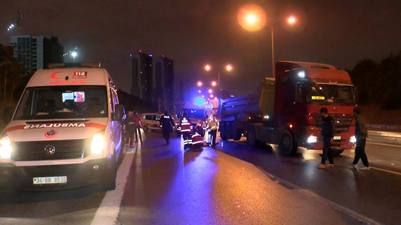 TEM Otoyolu’nda motosiklet üzerinde şakalaşırken kaza yaptılar, 2 kişi yaralı 5