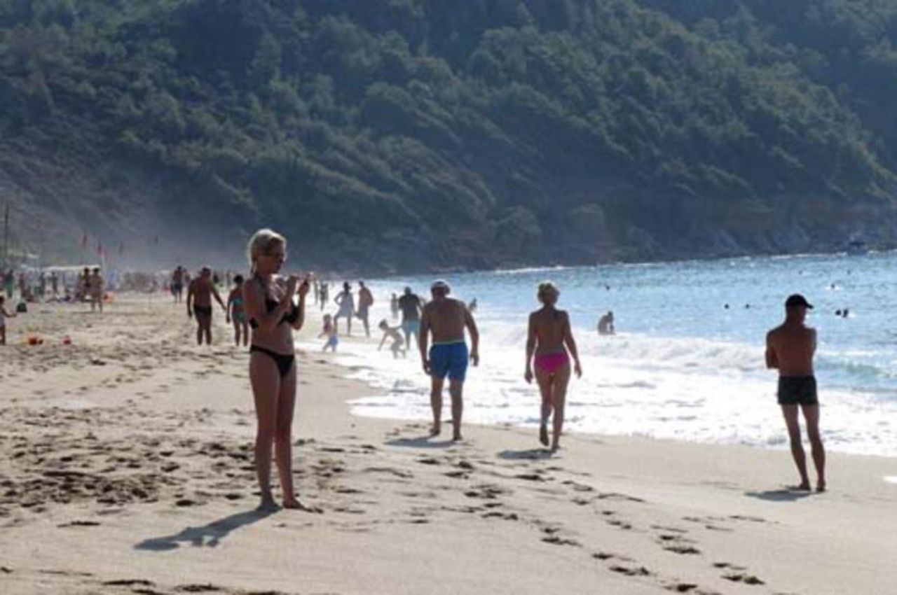 Alanya’da yaz devam ediyor! Millet sahile akın etti 1