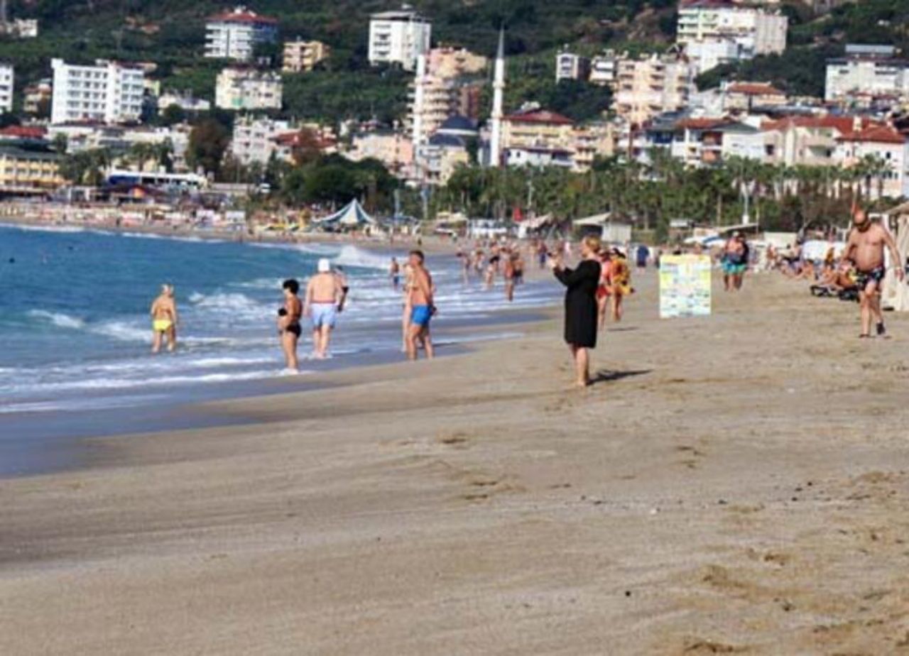 Alanya’da yaz devam ediyor! Millet sahile akın etti 3