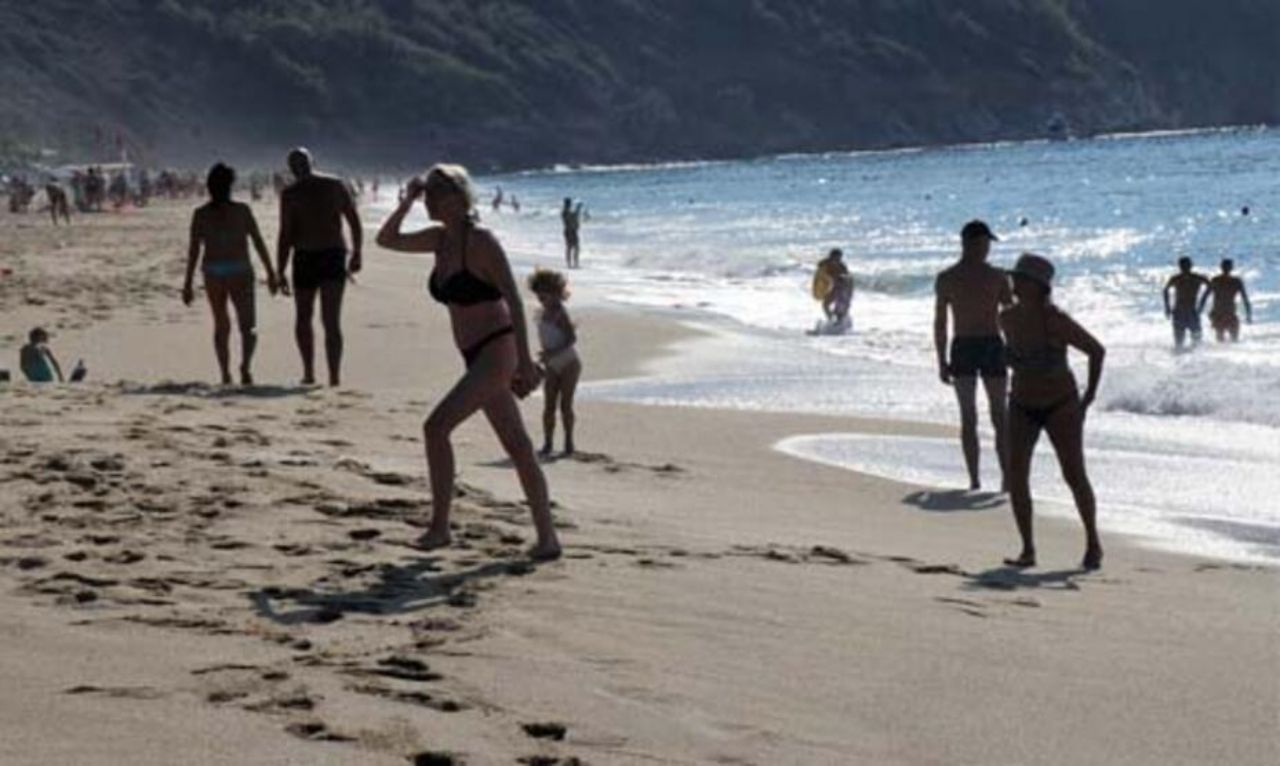 Alanya’da yaz devam ediyor! Millet sahile akın etti 4