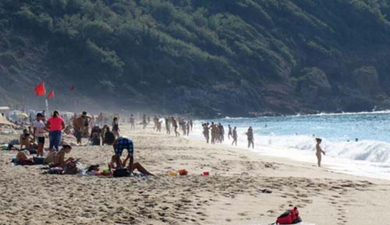 Alanya’da yaz devam ediyor! Millet sahile akın etti 5