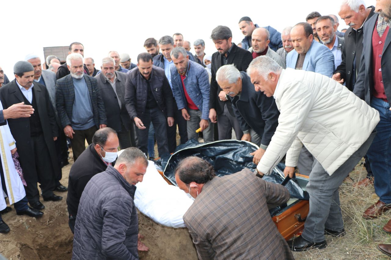 Kuduz olup hayatını kaybetmişti! Annesi cenazesinde sinir krizi geçirdi 2