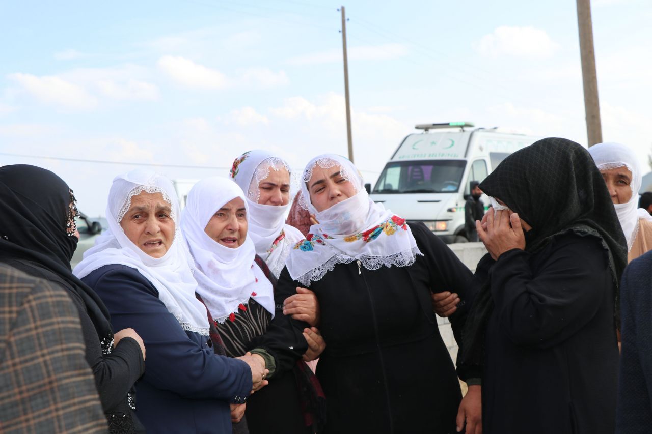 Kuduz olup hayatını kaybetmişti! Annesi cenazesinde sinir krizi geçirdi 4