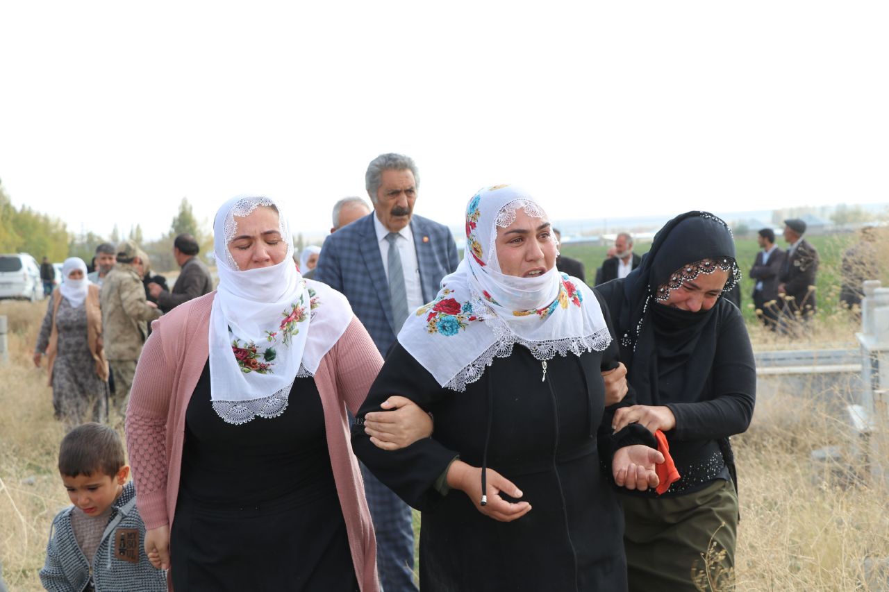 Kuduz olup hayatını kaybetmişti! Annesi cenazesinde sinir krizi geçirdi 3