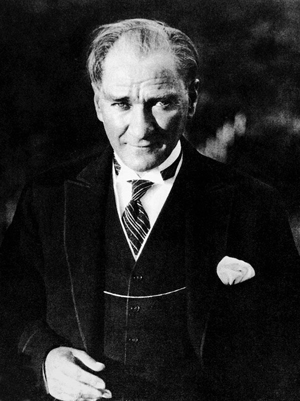 Dinmeyen özlem! Ulu Önder Mustafa Kemal Atatürk'ün bedenen aramızdan ayrılışının 84. yıldönümü, ünlüler Ata'mızı böyle andı 1
