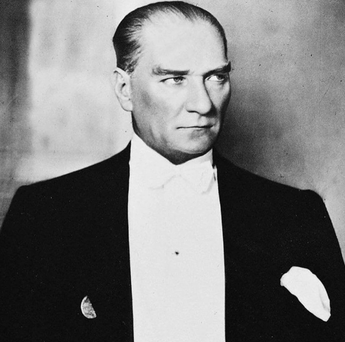 Dinmeyen özlem! Ulu Önder Mustafa Kemal Atatürk'ün bedenen aramızdan ayrılışının 84. yıldönümü, ünlüler Ata'mızı böyle andı 6