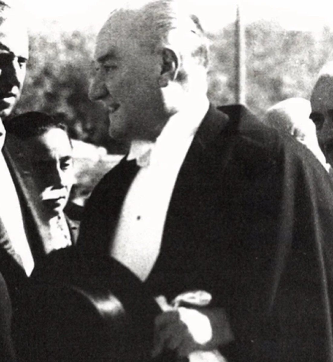 Dinmeyen özlem! Ulu Önder Mustafa Kemal Atatürk'ün bedenen aramızdan ayrılışının 84. yıldönümü, ünlüler Ata'mızı böyle andı 5