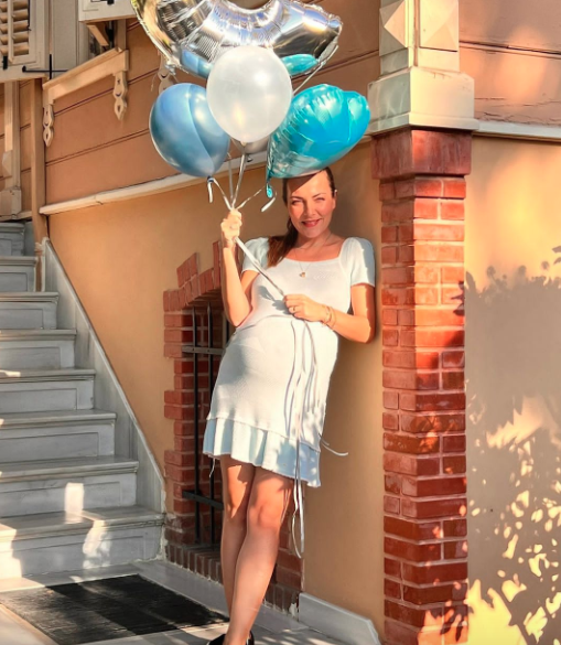 Doğum için gün sayan Burcu Kara baby shower yaptı 3