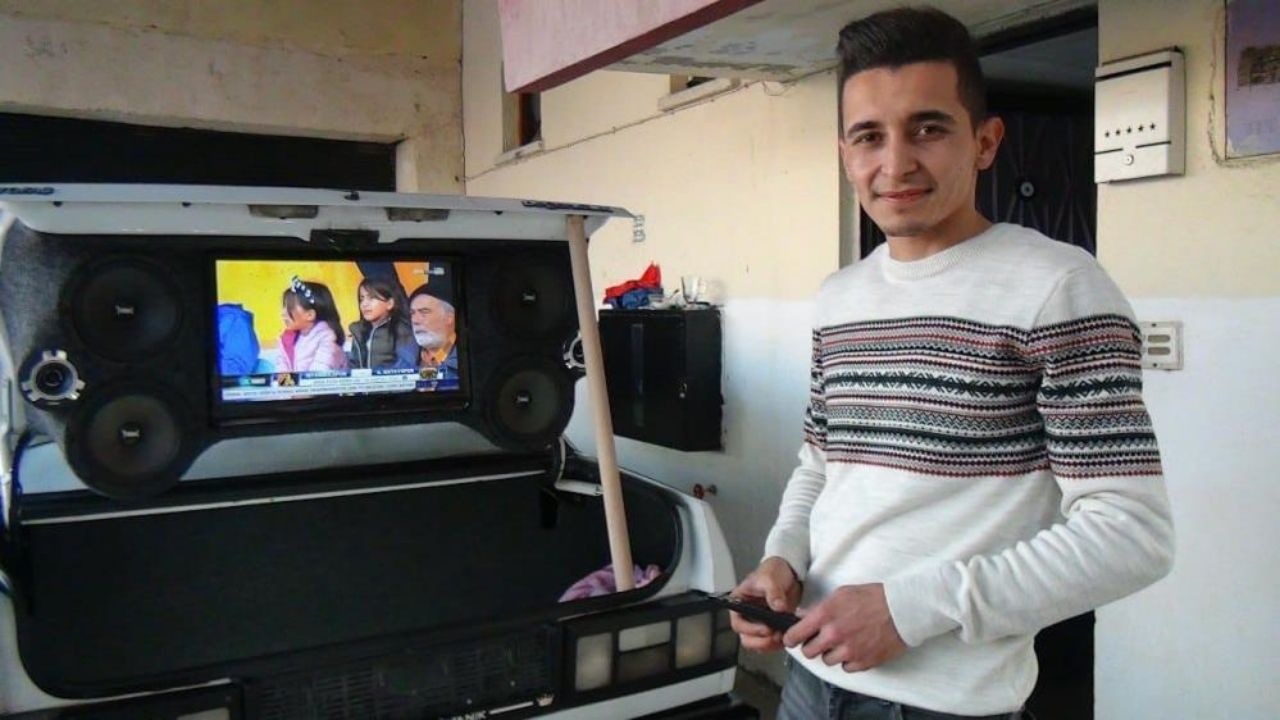 Görenler gözlerine inanamadı! Sadece maç izlemek için otomobiline öyle bir sistem kurdu ki 1