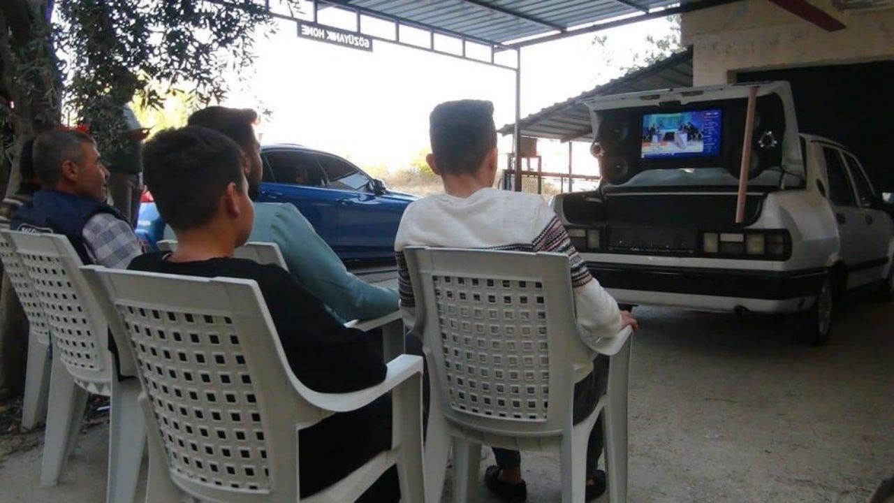 Görenler gözlerine inanamadı! Sadece maç izlemek için otomobiline öyle bir sistem kurdu ki 2