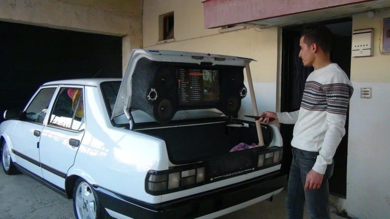 Görenler gözlerine inanamadı! Sadece maç izlemek için otomobiline öyle bir sistem kurdu ki 4