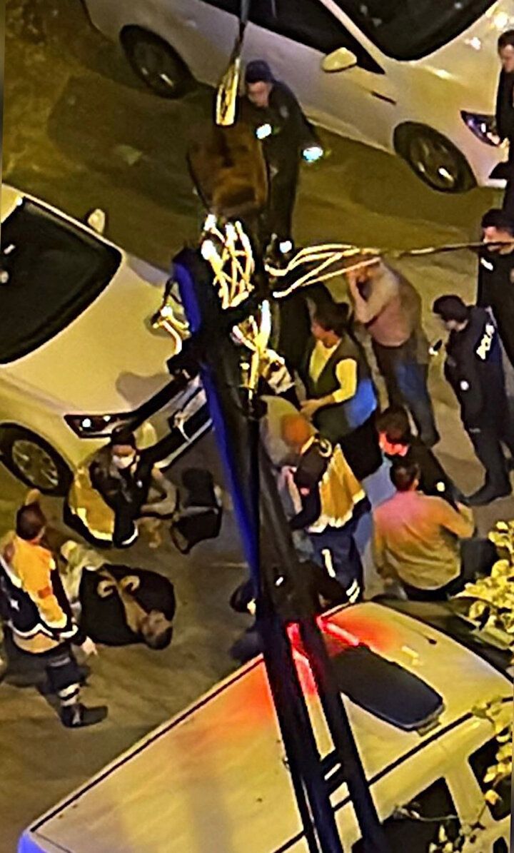 Anne ve babasının bıçaklandığını öğrenen polis memuru ortalığı savaş alanına çevirdi 4
