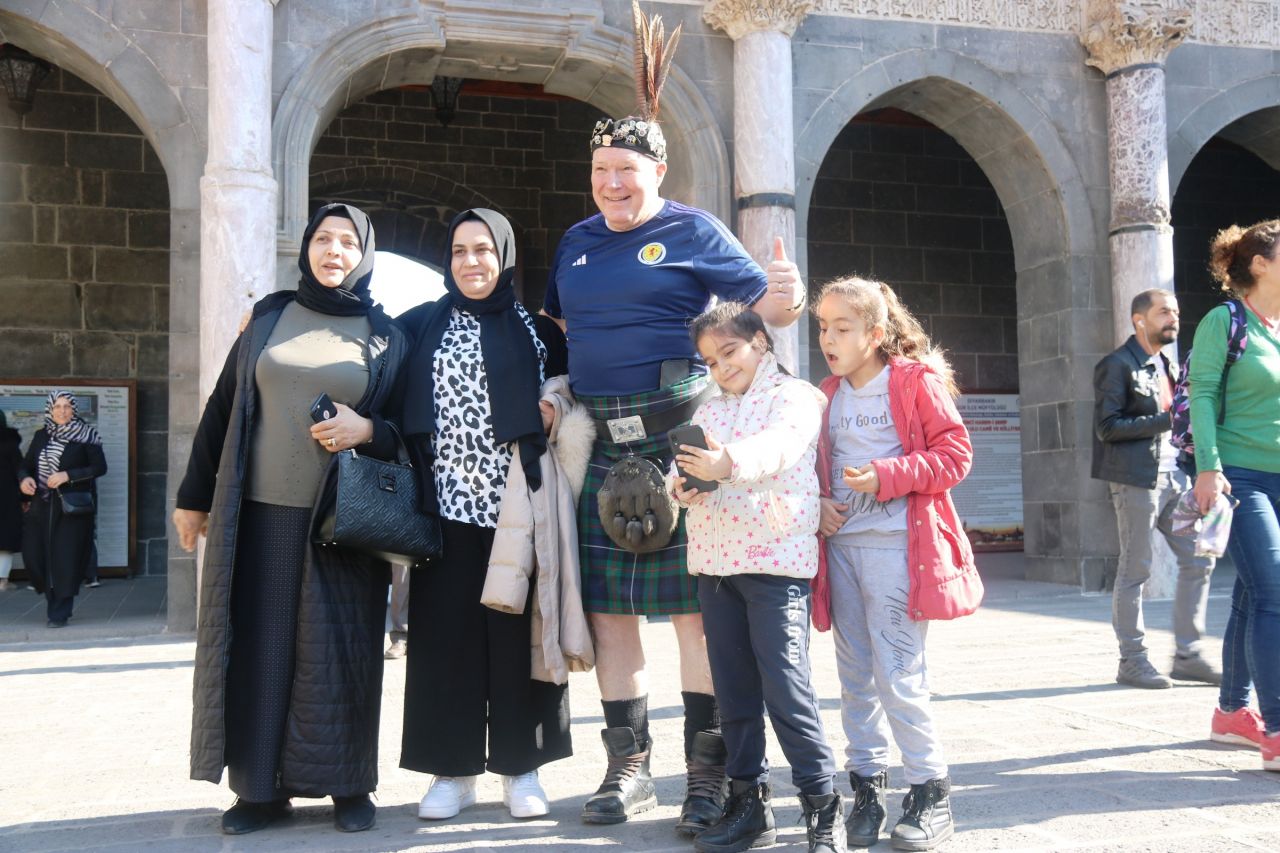 İskoç taraftarlar ile Diyarbakırlılar yöresel kıyafetleriyle bir araya geldi 6