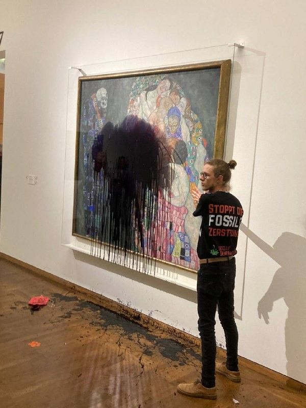 Avusturya'da iklim aktivistleri, ressam Klimt'in tablosuna siyah boya fırlattı 5