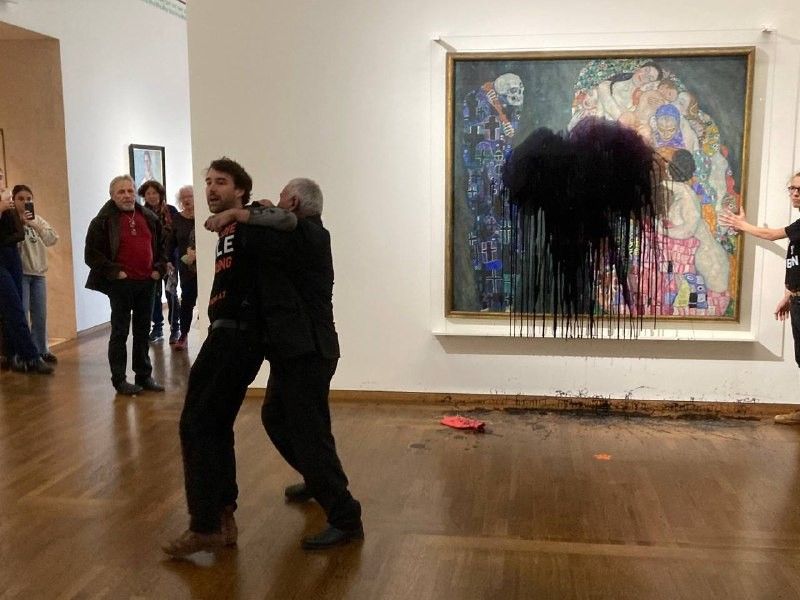Avusturya'da iklim aktivistleri, ressam Klimt'in tablosuna siyah boya fırlattı 9