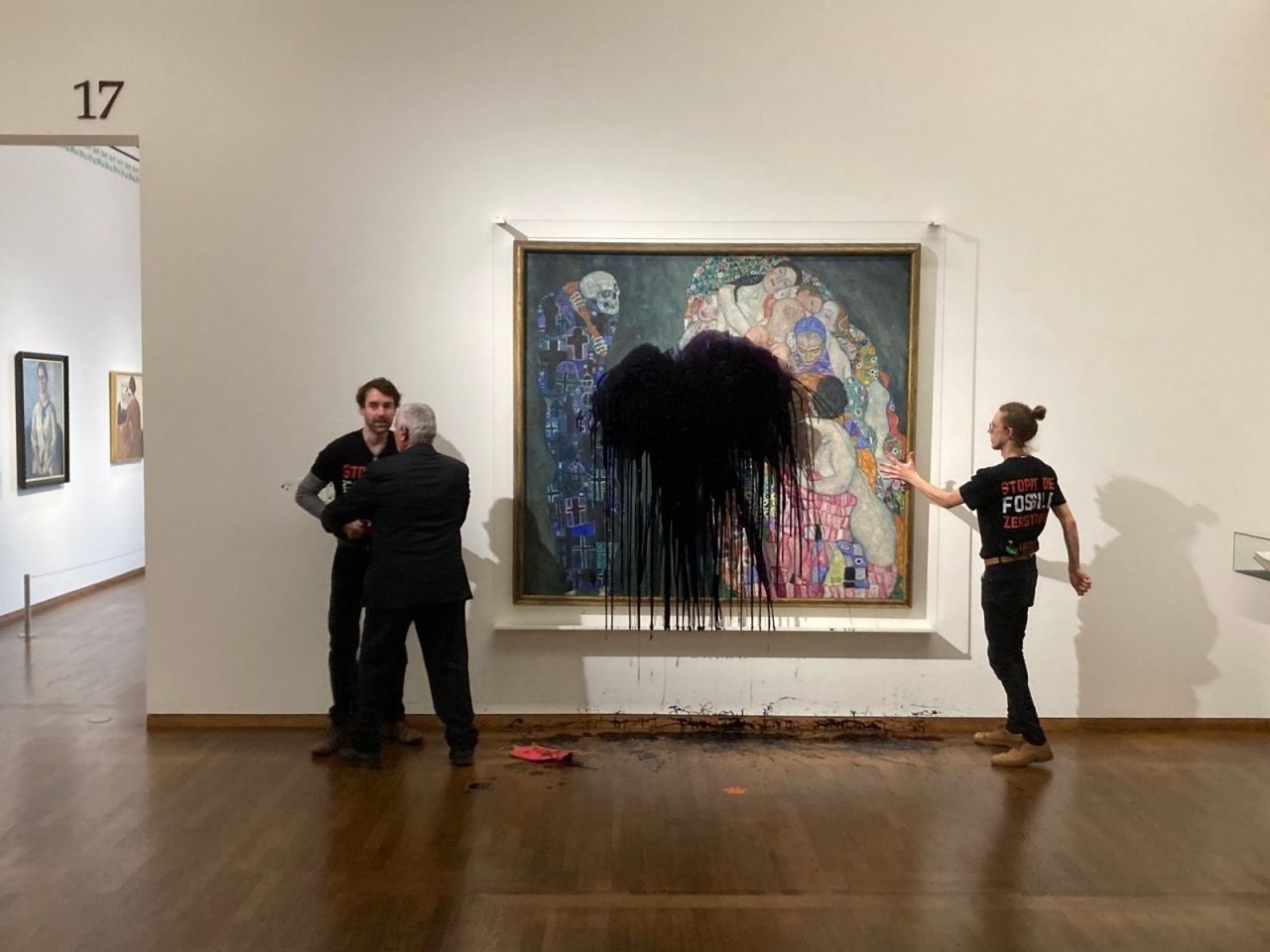 Avusturya'da iklim aktivistleri, ressam Klimt'in tablosuna siyah boya fırlattı 7