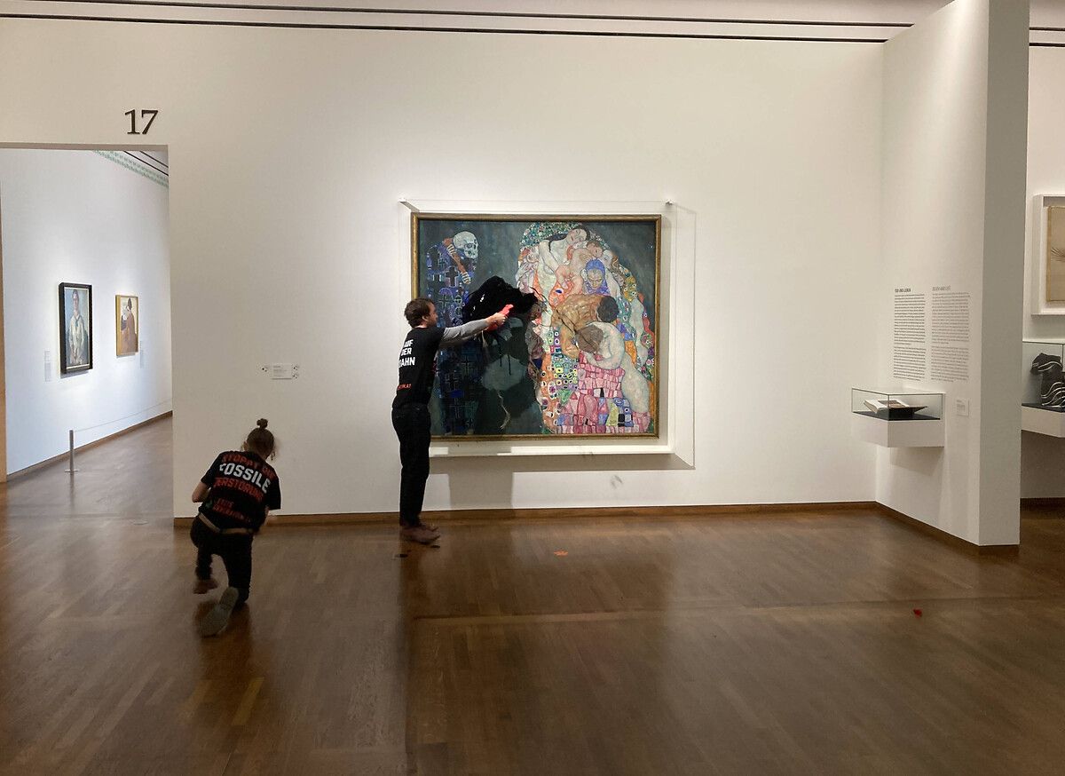 Avusturya'da iklim aktivistleri, ressam Klimt'in tablosuna siyah boya fırlattı 4