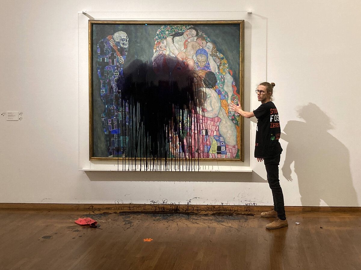 Avusturya'da iklim aktivistleri, ressam Klimt'in tablosuna siyah boya fırlattı 2