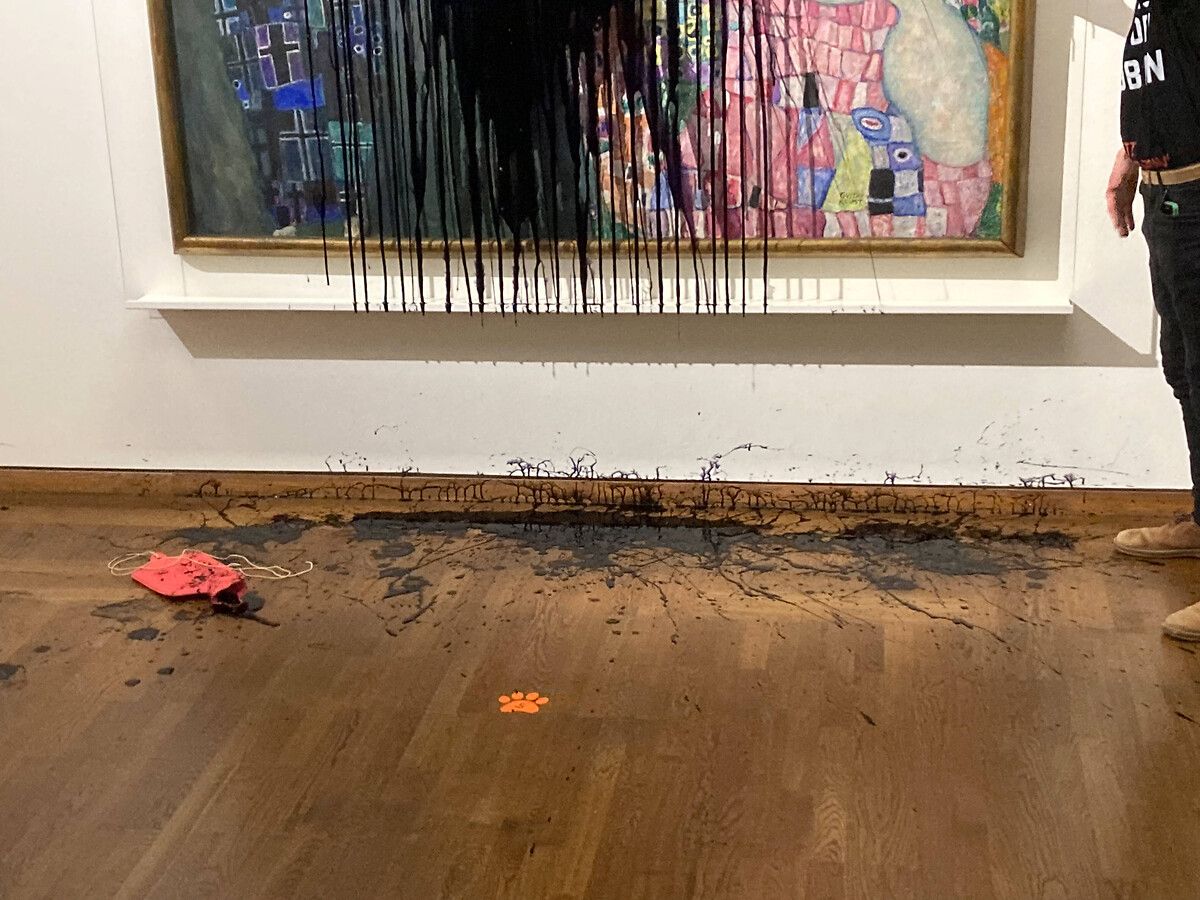 Avusturya'da iklim aktivistleri, ressam Klimt'in tablosuna siyah boya fırlattı 3