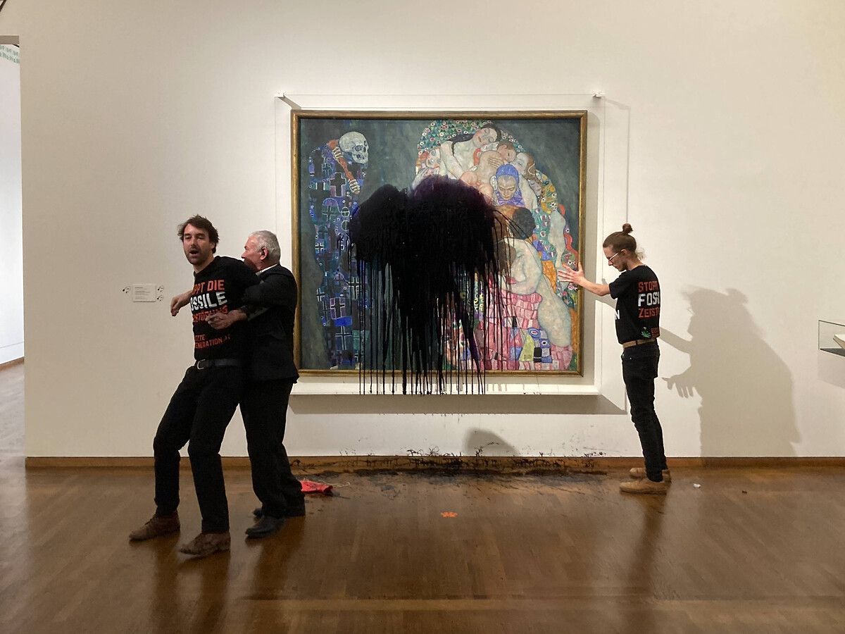 Avusturya'da iklim aktivistleri, ressam Klimt'in tablosuna siyah boya fırlattı 1