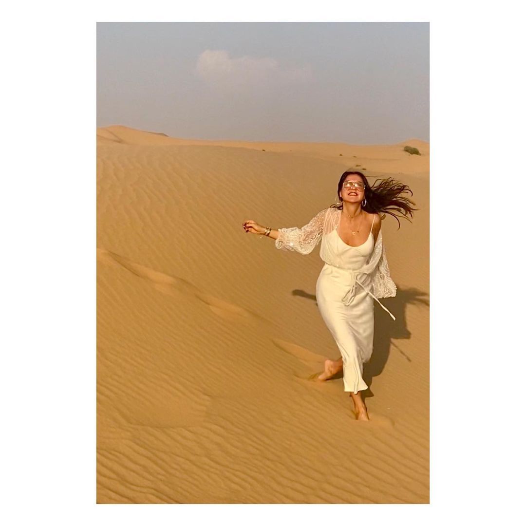 Güzelliğiyle büyüledi... Şevval Sam'ın çöl pozları Instagram'ı kasıp kavurdu 1