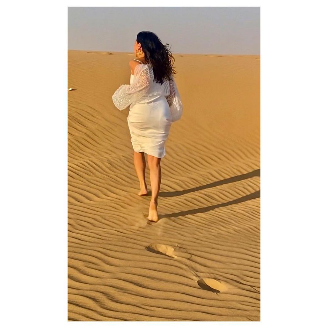 Güzelliğiyle büyüledi... Şevval Sam'ın çöl pozları Instagram'ı kasıp kavurdu 4
