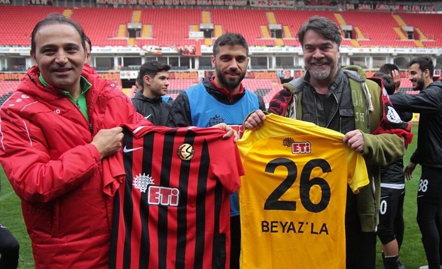 Oyuncu, şarkıcı, manken... Bakın hangi takımı tutuyorlar... 28
