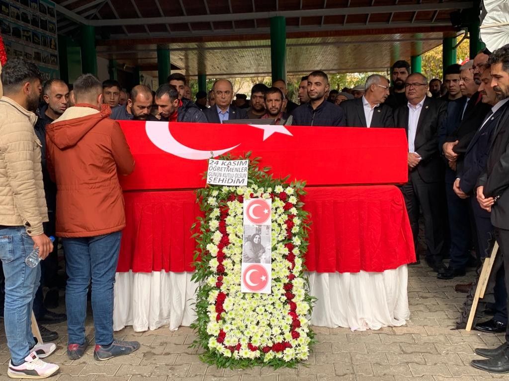 Şehit Öğretmen Ayşenur Alkan son yolculuğuna uğurlandı! Annesinden duygusal sözler: Canı çok mu yandı bilmiyorum... 4